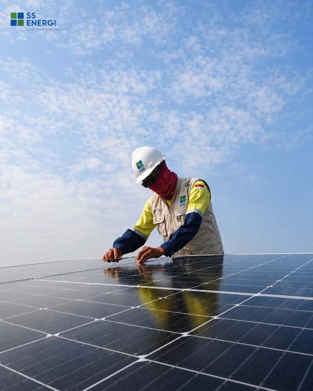 Teknisi SS Energi memasang panel surya di atap metal
