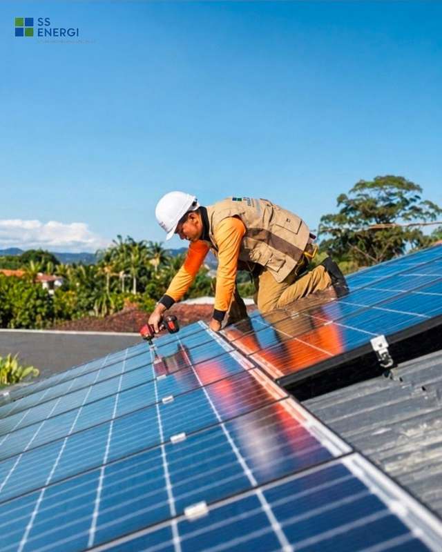 Teknisi SS Energi melakukan pemeriksaan modul surya