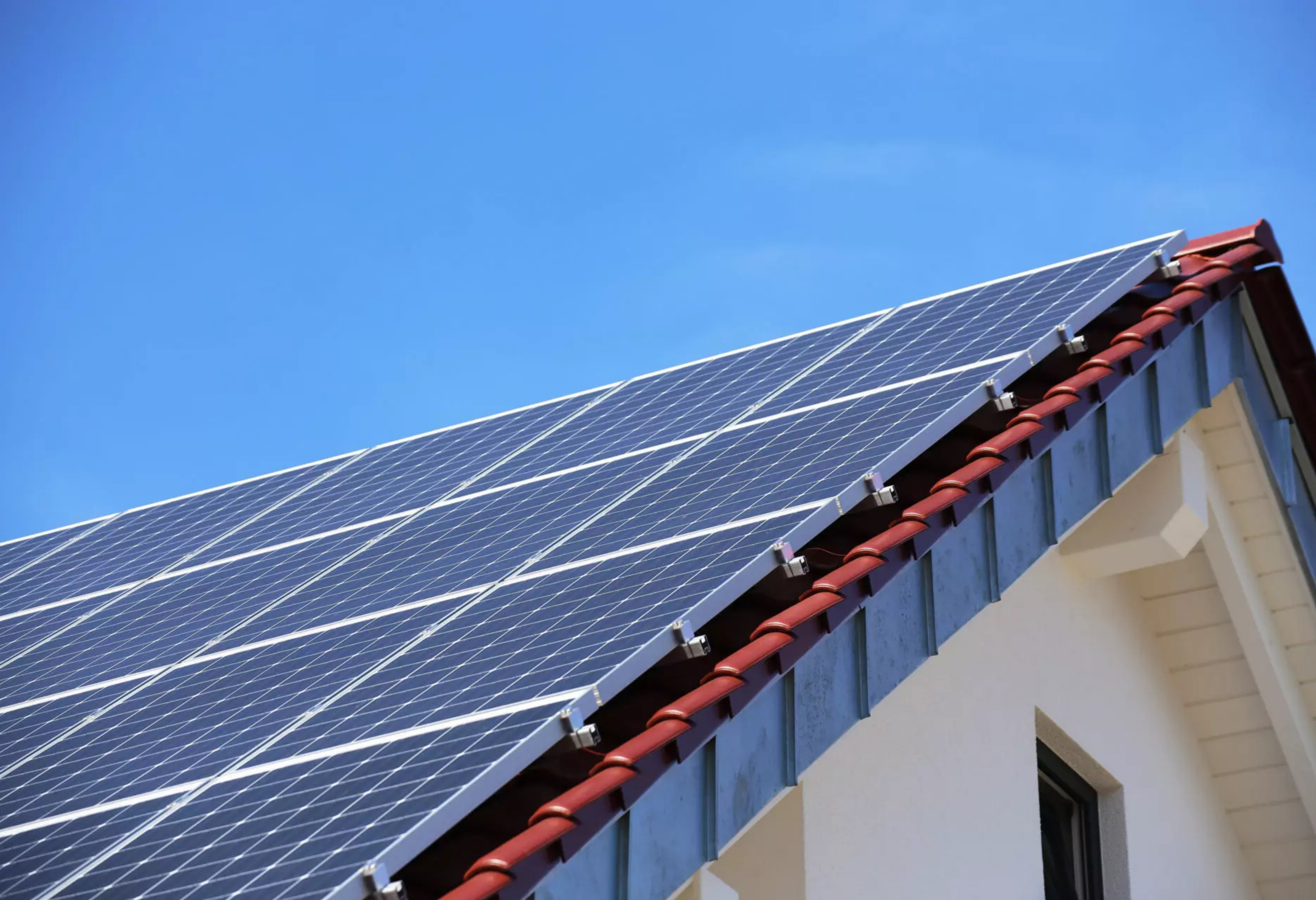 Atap rumah modern terpasang solar panel panel surya di kawasan Jakarta