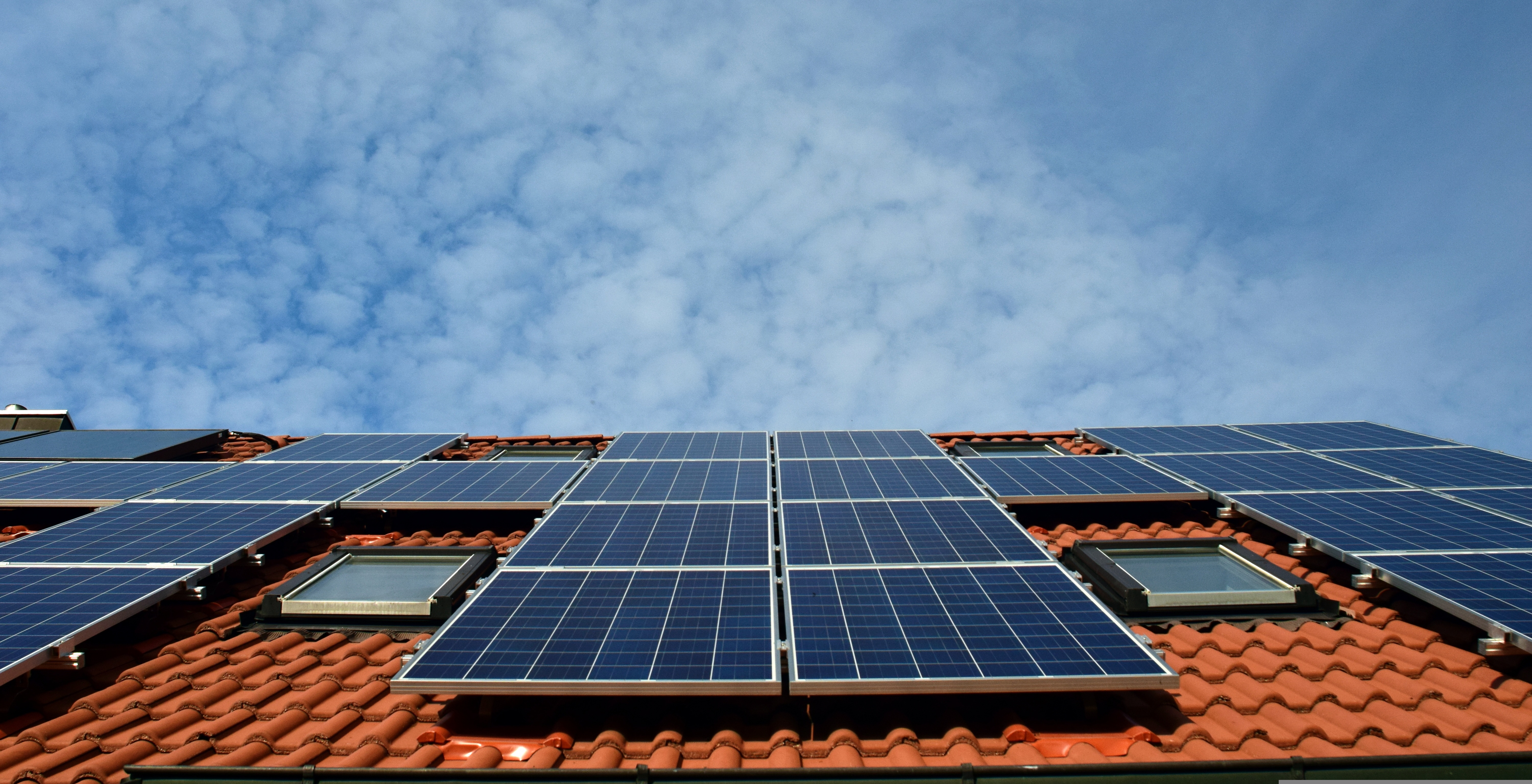 Ilustrasi sistem solar panel rumah lengkap on grid net metering
